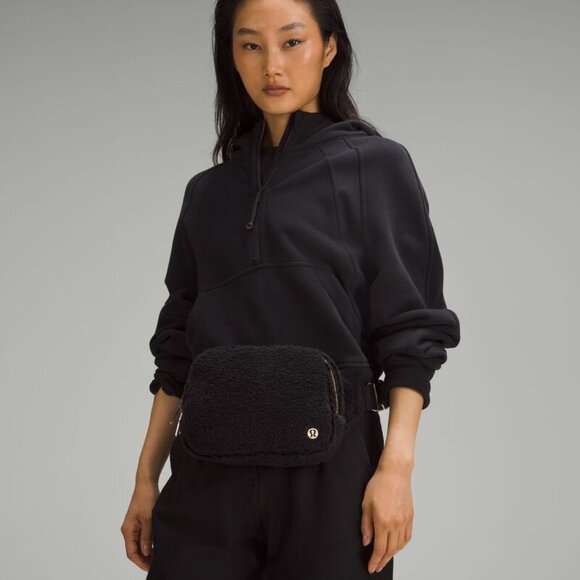 Lululemon Everywhere Belt Large Bag 2L Fleece Black/Gold - Picture 1 of 8